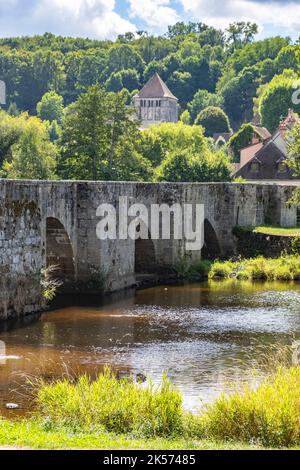 Frankreich, Creuse, Moutier d'Ahun, romanische Brücke über die Creuse Stockfoto