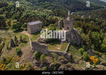 Frankreich, Lozere, Luc, Wanderung mit einem Esel auf dem Robert Louis Stevenson Trail (GR 70), die Ruinen von Lucs Burg (Luftaufnahme) Stockfoto