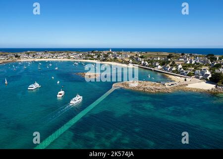 Frankreich, Finistere, Ponantinseln, ile de Batz (Insel Batz), Ankunft der Fähre von Roscoff zum Hafen (Porz Kernok) (Luftaufnahme) Stockfoto