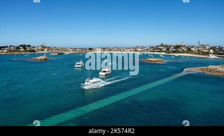 Frankreich, Finistere, Ponantinseln, ile de Batz (Insel Batz), Abfahrt der Fähre vom Hafen (Porz Kernok) nach Roscoff (Luftaufnahme) Stockfoto