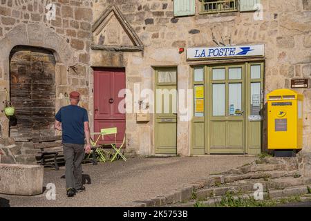 Frankreich, Haute Loire, Pradelles, die als Les Plus Beaux Villages de France (die schönsten Dörfer Frankreichs) auf dem Robert Louis Stevenson Trail (GR 70) bezeichnet werden, schmiegt sich das Postamt in ein historisches Gebäude am Place de la Halle Stockfoto