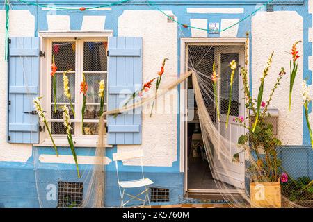 Frankreich, Somme, Baie de Somme, Saint-Valery-sur-Somme, Fête de la mer à Saint-Valery. Die Bewohner des Seemannsviertels (der Courtgain, der Bezirk derer, die wenig verdienen!) Dekorieren Sie ihre Häuser mit Fischernetzen und Gladiolen. Einige von ihnen verkleiden sich in historischen Kostümen und nach dem Gottesdienst wird eine Prozession organisiert, um einen Kranz auf See zum Gedenken an die verstorbenen Matrosen zu legen. Stockfoto