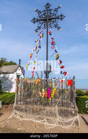 Frankreich, Somme, Baie de Somme, Saint-Valery-sur-Somme, Fête de la mer à Saint-Valery. Die Bewohner des Seemannsviertels (der Courtgain, der Bezirk derer, die wenig verdienen!) Dekorieren Sie ihre Häuser mit Fischernetzen und Gladiolen. Einige von ihnen verkleiden sich in historischen Kostümen und nach dem Gottesdienst wird eine Prozession organisiert, um einen Kranz auf See zum Gedenken an die verstorbenen Matrosen zu legen. Stockfoto