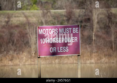 CATAHOULA NATIONAL WILDLIFE REFUGE LOUISIANA/USA – 21 2021. DEZEMBER: Schild am Catahoula National Wildlife Refuge, das besagt, dass die Motoren 10 hors sein müssen Stockfoto