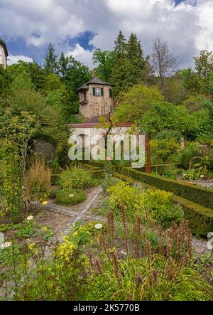 Kräutergarten Ansicht der Marienkirche‘der Altstadt von Gengenbach, Kinzigtal, Ortenau. Baden Württemberg, Deutschland, Europa Stockfoto