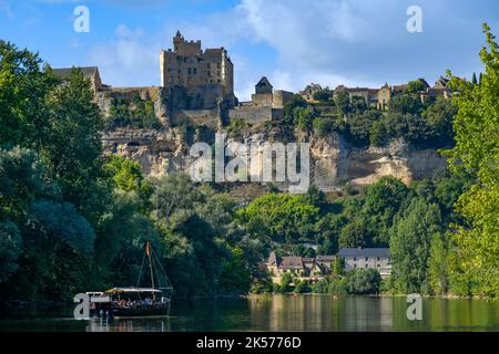 Frankreich, Dordogne, Beynac-et-Cazenac, Gabarre und Canöés an der Dordogne mit dem Schloss Beynac aus dem 12.. Jahrhundert im Hintergrund Stockfoto