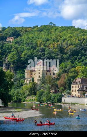 Frankreich, Dordogne, La Roque Gageac, Canöés an der Dordogne mit dem Schloss Malartrie aus dem 12.. Jahrhundert im Hintergrund Stockfoto