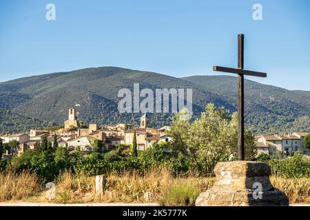 Frankreich, Vaucluse, Luberon, Lourmarin, labellisé die schönsten Dörfer Frankreichs, das Dorf vom Süden aus gesehen und das Massiv von Luberon im Hintergrund Stockfoto