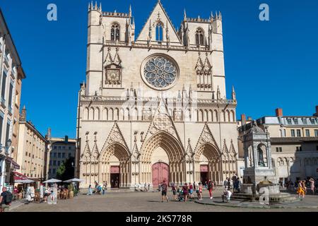 Frankreich, Rhone, Lyon, Vieux-Lyon, historische Stätte, die zum UNESCO-Weltkulturerbe gehört, Brunnen mit Urlaubern auf einem Platz mit der Primatiale Saint-Jean aus dem XII. Jahrhundert im Hintergrund Stockfoto