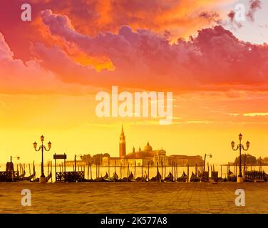 GONDELN PIAZETTA STEG RIVA DEGLI SCHIAVONI ISOLA DI SAN GIORGIO MAGGIORE VENEDIG ITALIEN Stockfoto