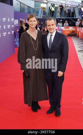 Rose Uniacke und David Heyman kommen zur britischen Premiere von White Noise während des BFI London Film Festival 2022 in der Royal Festival Hall, Southbank Centre, London. Bilddatum: Donnerstag, 6. Oktober 2022. Stockfoto