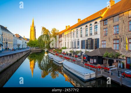 Belgien, Westflandern, Brügge, historisches Zentrum, das von der UNESCO zum Weltkulturerbe erklärt wurde, der Djiver-Kanal und die Muttergottes von Brügge Stockfoto
