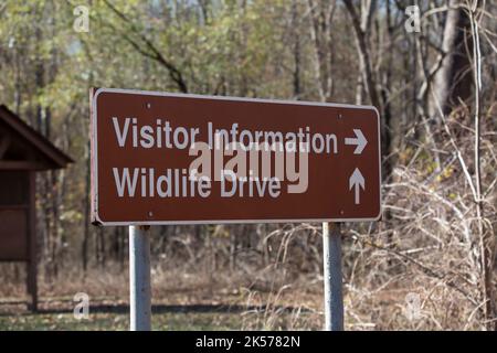 CATAHOULA NATIONAL WILDLIFE REFUGIUM LOUISIANA/USA – DEZEMBER 21 2021: Schild, das darauf hinweist, wo Besucher Informationen finden und wie man nach Wildli kommt Stockfoto