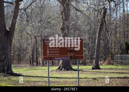 CATAHOULA NATIONAL WILDLIFE REFUGIUM LOUISIANA/USA – DEZEMBER 21 2021: Schild, auf dem steht, dass Angeln, Autofahren, Bootfahren und die Tier- und Pflanzenwelt auf t erlaubt sind Stockfoto