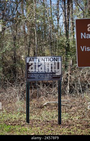 CATAHOULA NATIONAL WILDLIFE REFUGIUM LOUISIANA/USA – DEZEMBER 21 2021: Schild mit Hinweis darauf, dass das Reiten eines ATV, Angeln und Jagen auf dem Catahoula National Wil Stockfoto