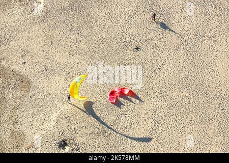 France, Vendee, Talmont St Hilaire, Kitesurfer am Strand von le Veillon (Luftaufnahme) Stockfoto