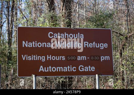 CATAHOULA NATIONAL WILDLIFE REFUGE LOUISIANA/USA – 21 2021. DEZEMBER: Catahoula National Wildlife Refuge Schild mit den Besuchszeiten von 5:30 Uhr Stockfoto