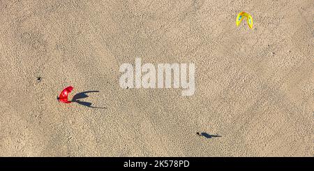 France, Vendee, Talmont St Hilaire, Kitesurfer am Strand von le Veillon (Luftaufnahme) Stockfoto