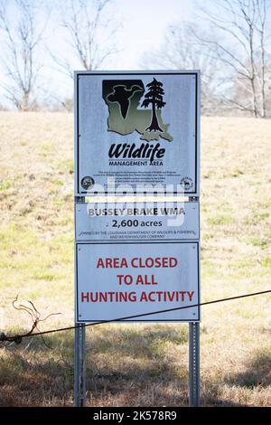 BUSSEY BRAKE WILDLIFE MANAGEMENT AREA LOUISIANA/USA – FEBRUAR 28 2022: Schild an der Bussey Brake WMA mit der Feststellung, dass das Land im Besitz der Louisiana D ist Stockfoto