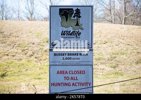 BUSSEY BRAKE WILDLIFE MANAGEMENT AREA LOUISIANA/USA – FEBRUAR 28 2022: Schild an der Bussey Brake WMA mit der Feststellung, dass das Land im Besitz der Louisiana D ist Stockfoto