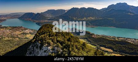 Frankreich, Haute-Savoie, Annecy, Panorama des Sees von Annecy vom Col de la Cochette aus gesehen, Talloires les Dents de Lanfon und La Tournette im Hintergrund (Luftaufnahme) Stockfoto