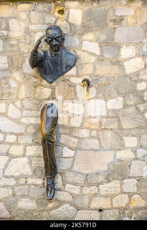 Frankreich, Paris, Montmartre, Passe-Muraille-Statue, die an der Wand des Place Marcel Aymé befestigt ist und vom Schauspieler Jean Marais als Hommage an das Werk des Schriftstellers Marcel Aymé geschaffen wurde Stockfoto