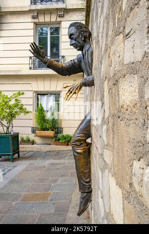 Frankreich, Paris, Montmartre, Passe-Muraille-Statue, die an der Wand des Place Marcel Aymé befestigt ist und vom Schauspieler Jean Marais als Hommage an das Werk des Schriftstellers Marcel Aymé geschaffen wurde Stockfoto