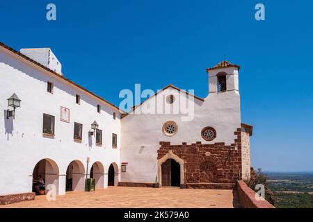 Spanien, Katalonien, Costa Daurada, Mont-Roig del Camp, Ermita de Mare de Deu de la Roca gemalt von Joan Miró Stockfoto