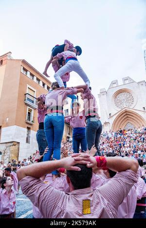 Spanien, Katalonien, Costa Daurada, Tarragona, Cathedral Square (Pla de la Seu) menschliche Pyramide oder Kastells (Burg auf Katalanisch), Probe und Ausbildung in der Öffentlichkeit Stockfoto