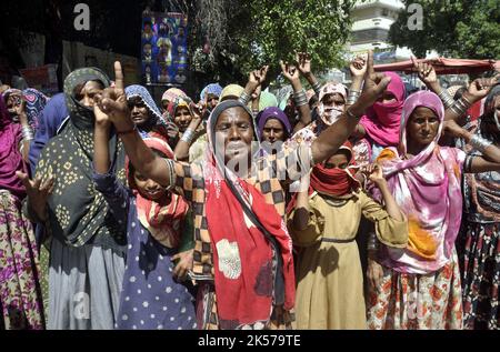 Hyderabad, Pakistan, 06/10/2022, Bewohner der Latifabad-Einheit 10 veranstalten am Donnerstag, dem 06. Oktober 2022, im Hyderabad-Presseclub eine Protestdemonstration für die Forderung nach staatlichen Hilfsgütern und Spenden. Stockfoto