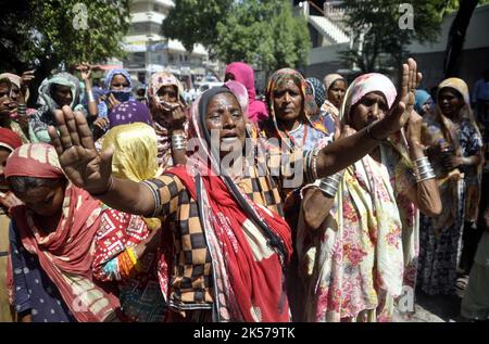 Hyderabad, Pakistan, 06/10/2022, Bewohner der Latifabad-Einheit 10 veranstalten am Donnerstag, dem 06. Oktober 2022, im Hyderabad-Presseclub eine Protestdemonstration für die Forderung nach staatlichen Hilfsgütern und Spenden. Stockfoto