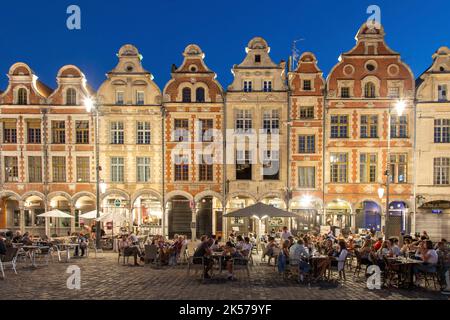 Frankreich, Pas de Calais, Arras, Grand Place, flämische Häuser im Barockstil und Straßencafés Stockfoto