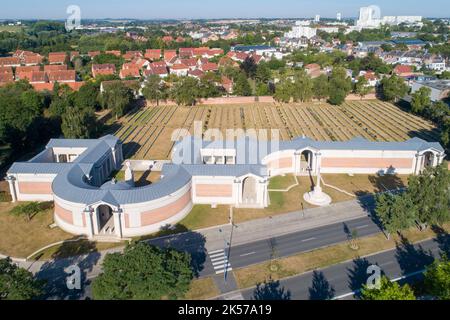 Frankreich, Pas de Calais, Arras, Militärfriedhof der Faubourg d'Amiens, Gräber von 2651 britischen und Commonwealth-Soldaten, die hier den Ersten Weltkrieg verübten (Luftaufnahme) Stockfoto