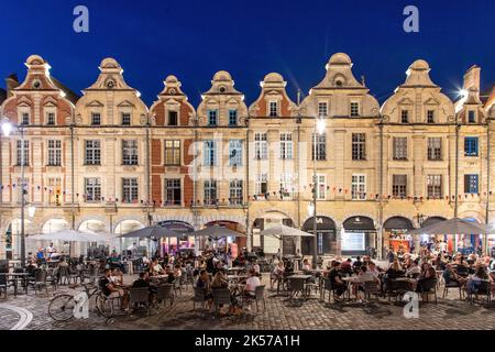 Frankreich, Pas de Calais, Arras, Grand Place, flämische Häuser im Barockstil und Straßencafés Stockfoto