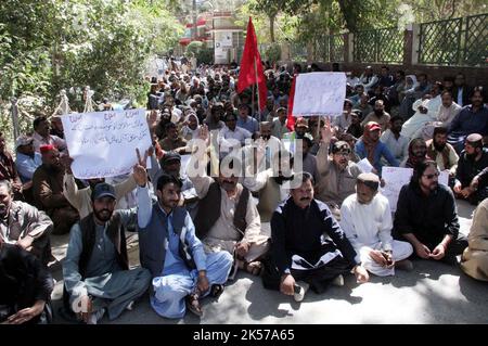 Hyderabad, Pakistan, 06/10/2022, Mitglieder der Metropolitan Corporation Tanzeemi Ittehad veranstalten am Donnerstag, dem 06. Oktober 2022, vor dem Metro Office in Quetta eine Protestdemonstration gegen die Nichtzahlung ihrer Gehälter. Stockfoto