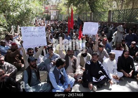 Hyderabad, Pakistan, 06/10/2022, Mitglieder der Metropolitan Corporation Tanzeemi Ittehad veranstalten am Donnerstag, dem 06. Oktober 2022, vor dem Metro Office in Quetta eine Protestdemonstration gegen die Nichtzahlung ihrer Gehälter. Stockfoto