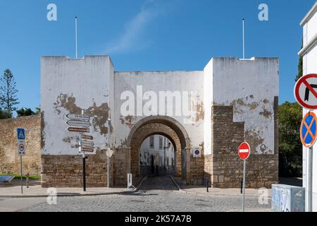 Faro, Portugal, September 2022: Blick auf den Arco do Repouso, Tor zur Altstadt von Faro in Portugal Stockfoto