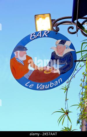 Frankreich, Finistère (29), Concarneau, enseigne de Commerce dans la Ville Close, cité fortifiée des XVe et XVIe siècles remaniée par Vauban au XVIie siècle Stockfoto