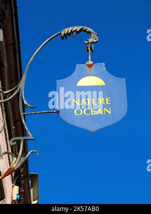 Frankreich, Finistère (29), Concarneau, enseigne de Commerce dans la Ville Close, cité fortifiée des XVe et XVIe siècles remaniée par Vauban au XVIie siècle Stockfoto