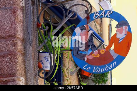 Frankreich, Finistère (29), Concarneau, enseigne de Commerce dans la Ville Close, cité fortifiée des XVe et XVIe siècles remaniée par Vauban au XVIie siècle Stockfoto