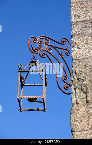 Frankreich, Finistère (29), Concarneau, enseigne de Commerce dans la Ville Close, cité fortifiée des XVe et XVIe siècles remaniée par Vauban au XVIie siècle Stockfoto