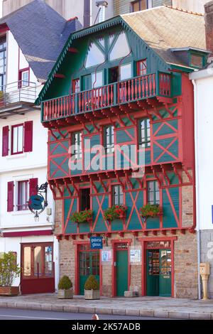 Frankreich, Finistère (29), Concarneau, maison à colombages dans la Ville Close, cité fortifiée des XVe et XVIe siècles remaniée par Vauban au XVIie siècle Stockfoto