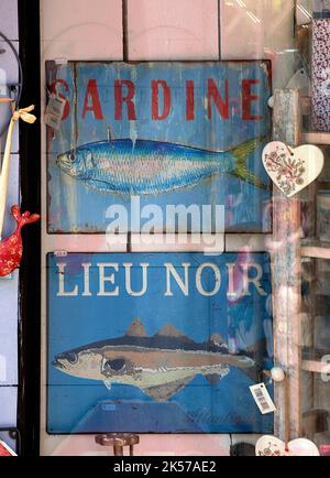 Frankreich, Finistère (29), Concarneau, enseigne de Commerce dans la Ville Close, cité fortifiée des XVe et XVIe siècles remaniée par Vauban au XVIie siècle Stockfoto