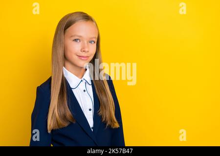 Foto von gute Laune schöne nette Schülerin mit geraden Frisur tragen blauen Blazer lächelnd an der Kamera isoliert auf gelbem Hintergrund Stockfoto