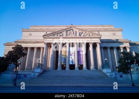 Das National Archives Building in Washington, D.C. bei Sonnenuntergang, von der Constitution Avenue NW an einem Winterabend aus gesehen. Stockfoto