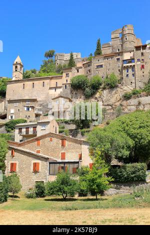 Frankreich, Drome, Drome Provencal, Les Baronnies, Montbrun les Bains, Altes, hochgehocktes Dorf Stockfoto