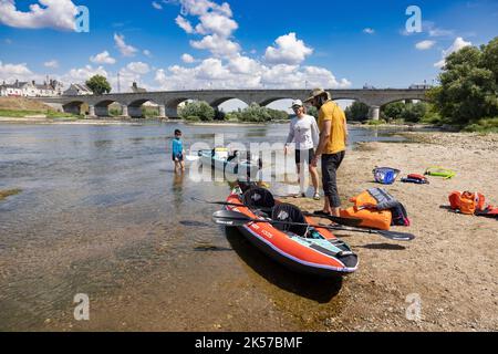 Frankreich, Indre-et-Loire, Amboise, Beginn einer Wandertour (8 Tage) im Loire-Tal, die zum UNESCO-Weltkulturerbe gehört und vor dem Abflug Kajaks lädt Stockfoto