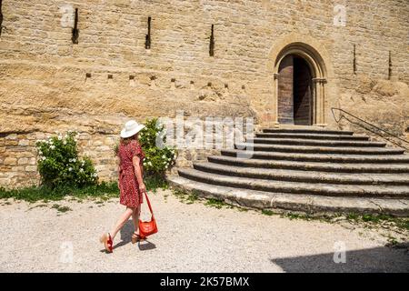 Frankreich, Vaucluse, regionales Naturschutzgebiet von Luberon, Ansouis, zertifiziert die schönsten Dörfer Frankreichs, Vorplatz der Kirche Saint-Martin Stockfoto