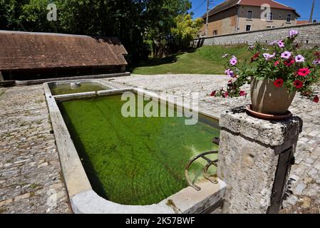 Frankreich, Doubs, Chantrans, Rue de l Eglise, die große Brunnenwasserstelle aus dem Jahr 1826 Stockfoto