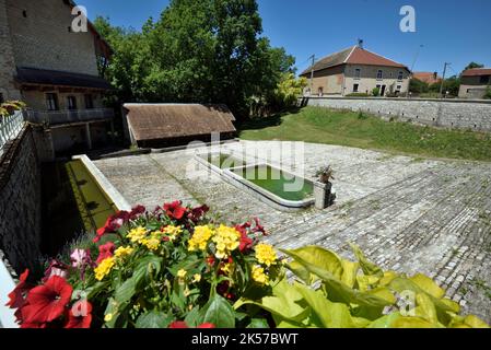 Frankreich, Doubs, Chantrans, Rue de l Eglise, die große Brunnenwasserstelle aus dem Jahr 1826 Stockfoto